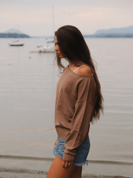 Tricot col bateau brun LIX Design – Pull off-shoulder léger et confortable, style premium.