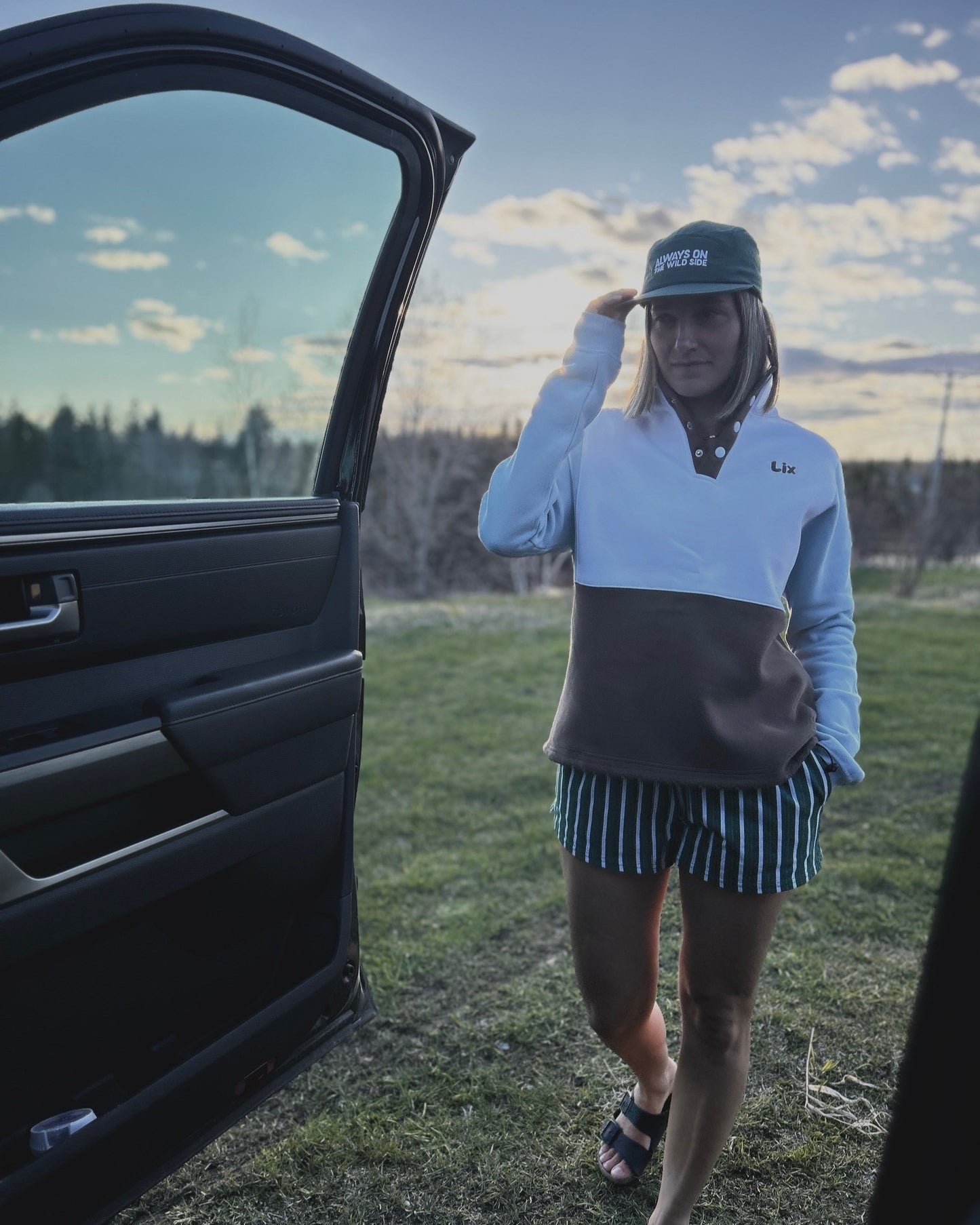Outfit d'été pour femme concu au québec par lix. Casquette verte souple. 