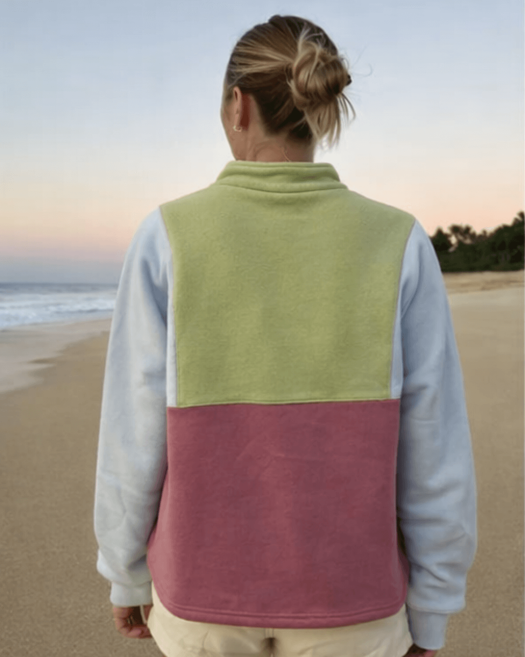 Crewneck avec col et bouton de couleurs vert, bleu et rouge. 