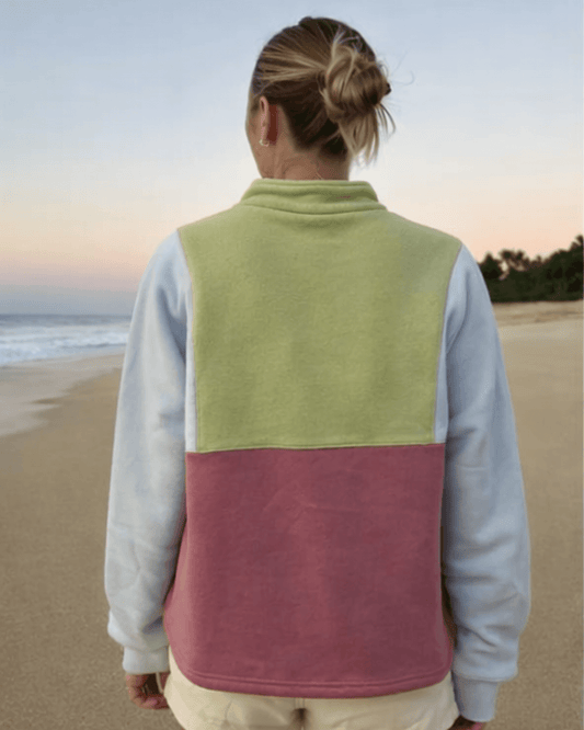 Crewneck avec col et bouton de couleurs vert, bleu et rouge. 