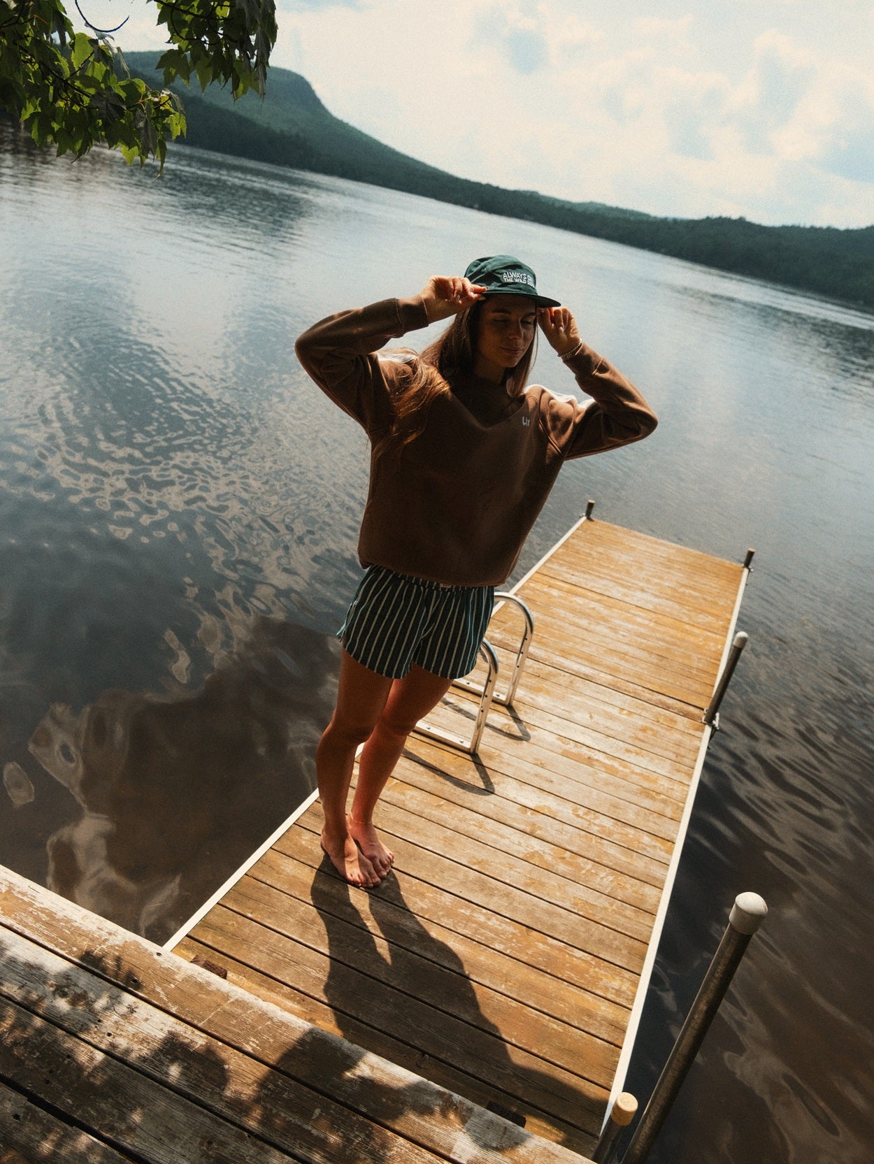 Crewneck brun LIX Design – Short vert et casquette, look Golden Hour coordonné.