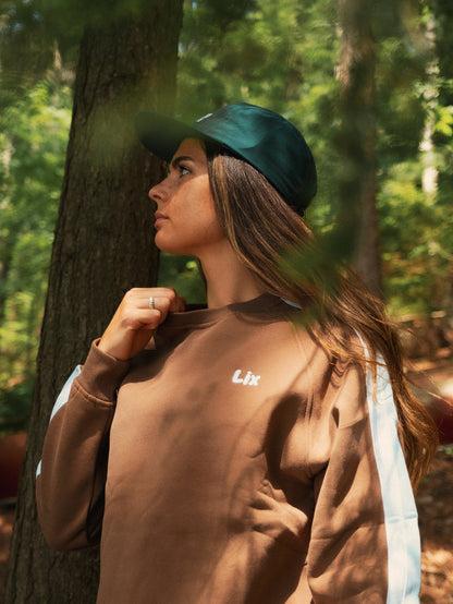 Crewneck brun LIX Design – Casquette verte Surf Crew, style lifestyle premium.