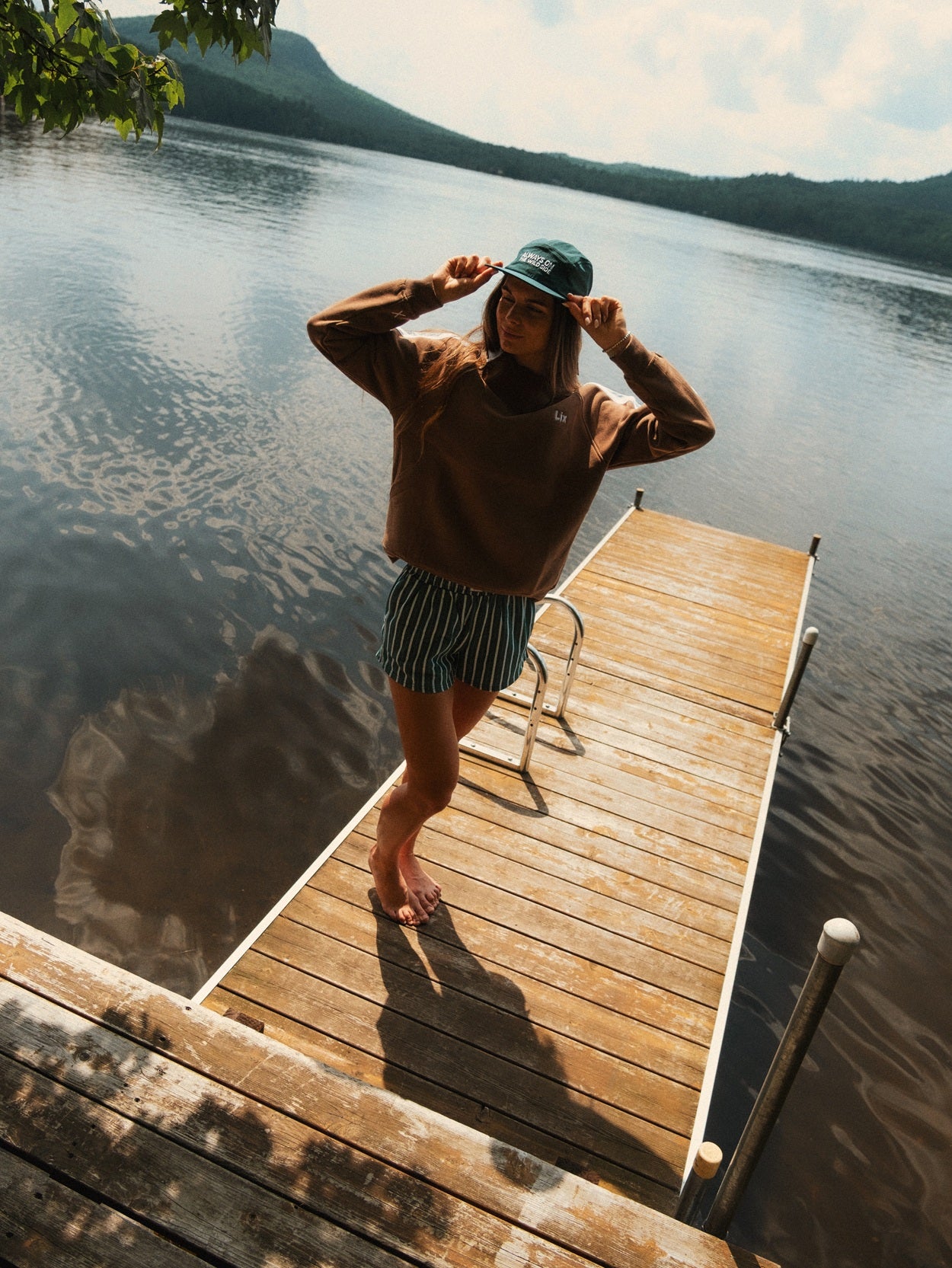 Short GH Drive vert LIX Design – Porté avec crewneck brun et casquette verte, look coordonné.