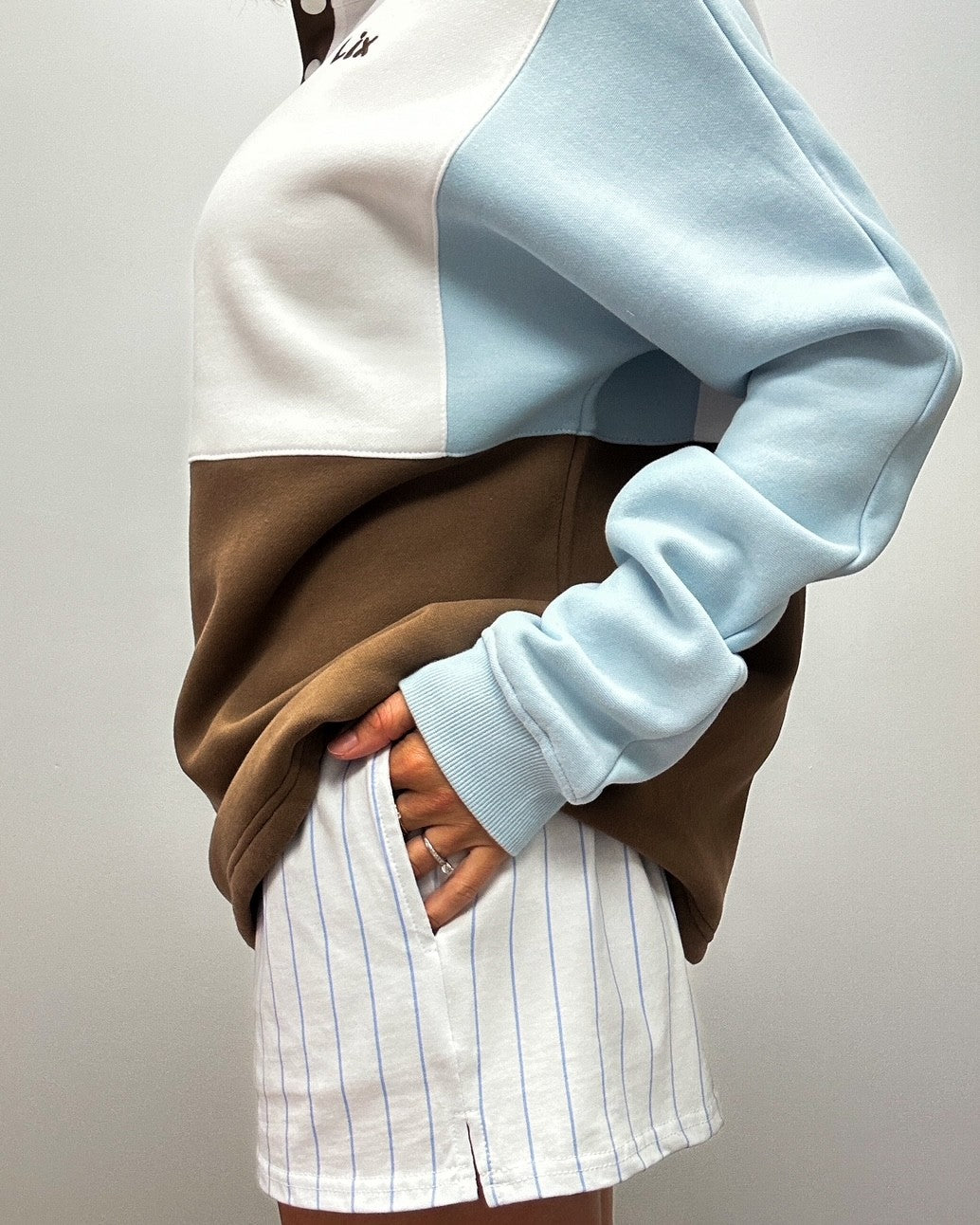 Outfit ensemble d'été concu par lix dans la collection golden hour drive pour les femme. Short blanche avec crewneck colorblock neutre. 