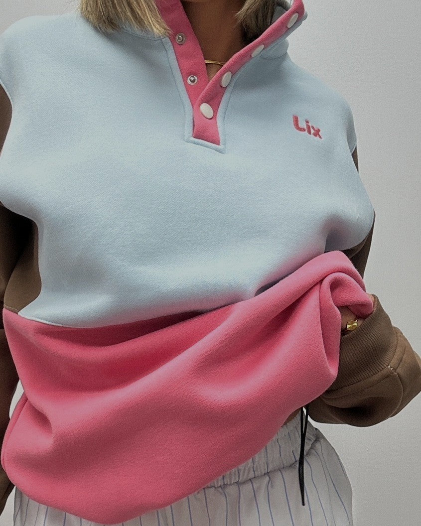 Crewneck en coton colorblock rose, brun et bleu avec taille ajustable conçu au Québec pour les femmes de 25-45 ans qui veulent être confortable et stylé. 