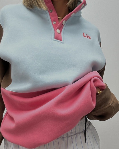 Crewneck en coton colorblock rose, brun et bleu avec taille ajustable conçu au Québec pour les femmes de 25-45 ans qui veulent être confortable et stylé. 