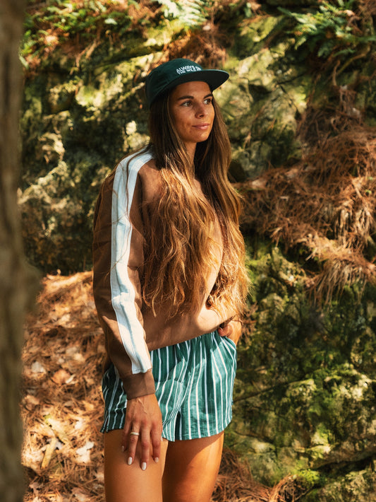 Short vert Golden Hour LIX Design – Look complet crewneck brun, style féminin décontracté.