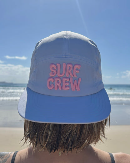 Casquette bleue avec broderie rose 3d surf crew avec protection u.v. pour homme et femme. ajustable à l'arrière. 