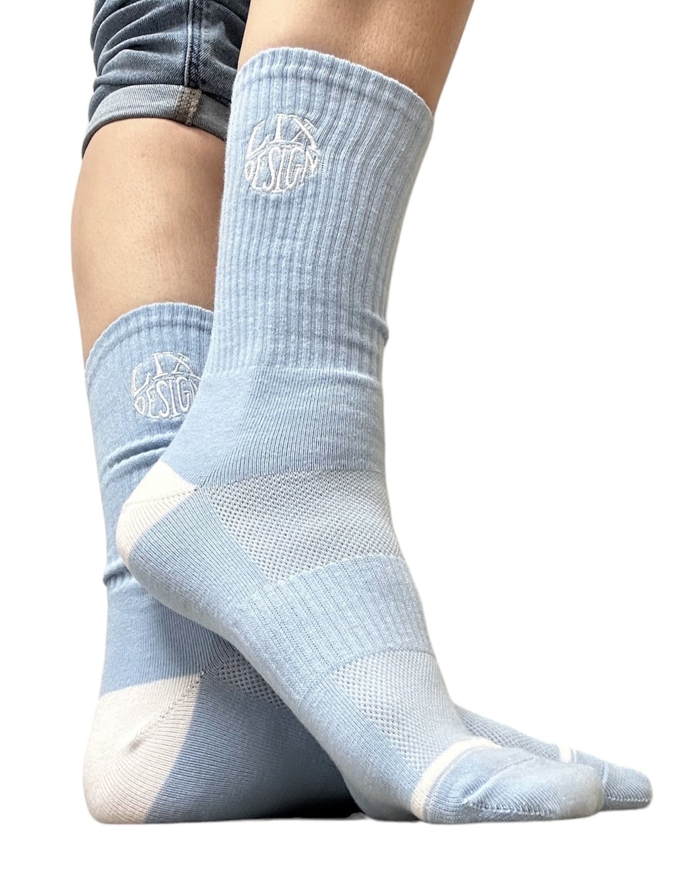 Bas en coton de couleur bleu pâle avec logo blanc brodé. Parfait pour les hike et pour le confort. Chaussette longue. Nike socks. 