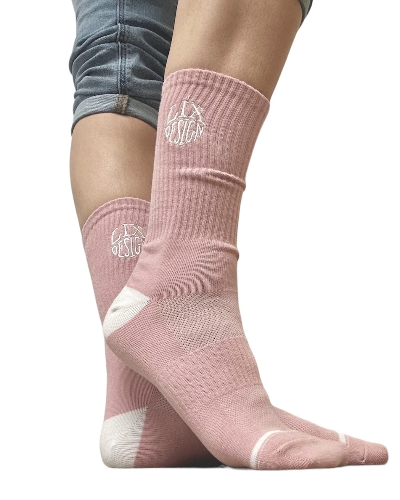 Bas en coton de couleur rose parfait pour les hikes et les sports avec évacuation de l'humidité pour le confort du pied. 