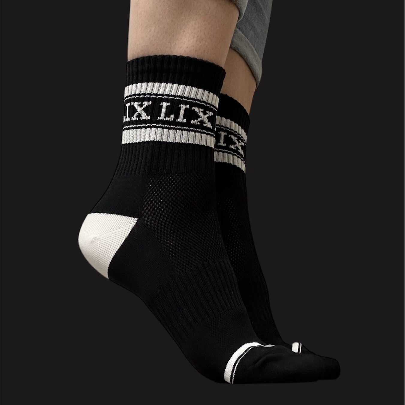 Chaussette de sport de couleur noir faite pour les sports conçu par Lix design une entreprise québécoise. 