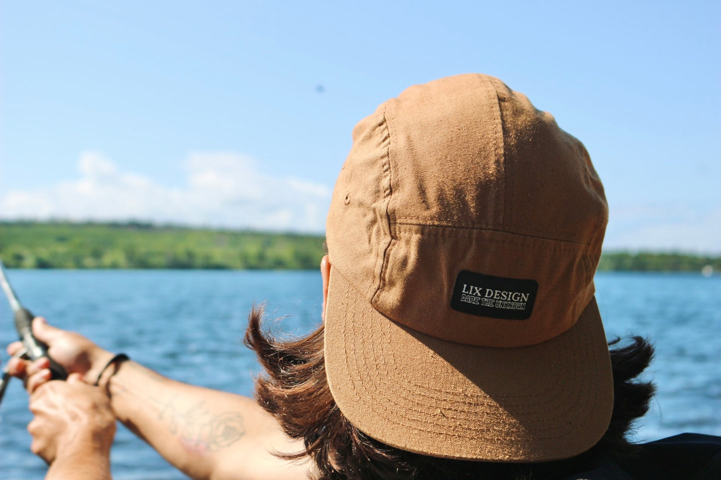 Casquette brune unisexe avec étiquette noir. Chapeau conçu par Lix design une entreprise québécoise. Chapeau de pêche. 
