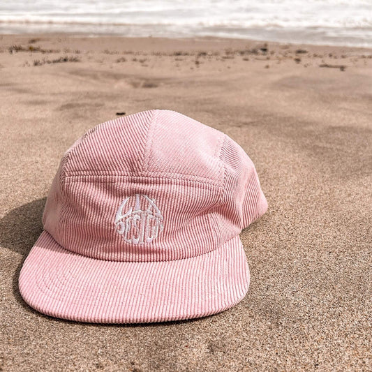 Lix design casquette écoresponsable conçu avec des matières recyclées par une entreprise québécoise. Fait de velours côtelé rose. 