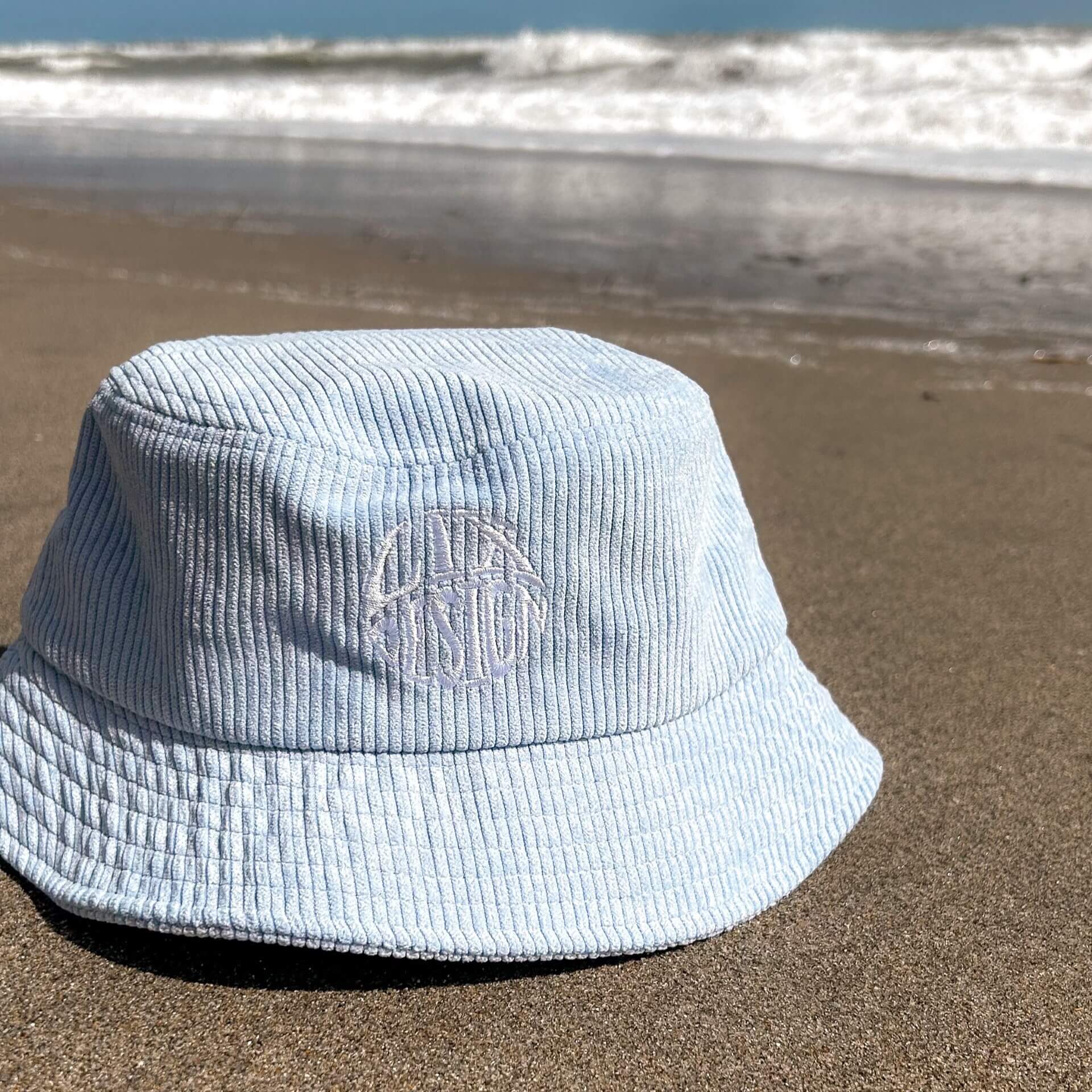 Chapeau en velours côtelé bleu pâle. Concu par Lix design une entreprise Québécoise avec des matières recyclées.  