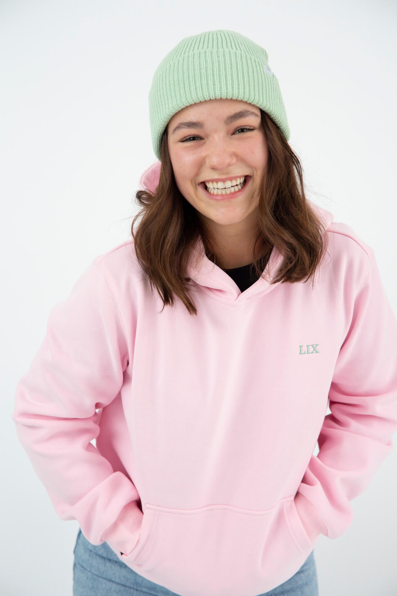 Lix design, entreprise québécoise, chandail a capuche de couleur rose pâle. Tuque en acrylique verte menthe.