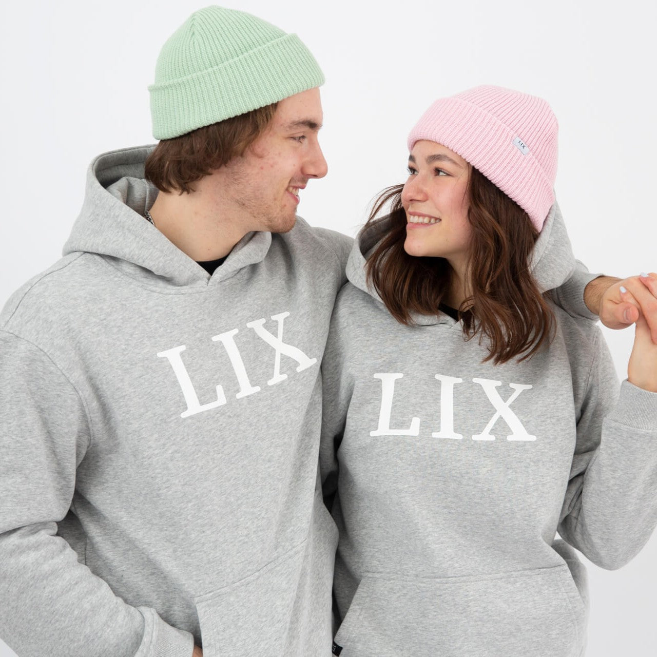 Lix design hoodie a capuche chandail de couleur gris pâle avec imprimé LIX en avant de couleur blanc. 