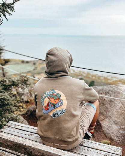 Hoodie vert exclusif en collaboration avec l'illustratrice Jade Lachine. Dessin chilleuse active avec une fraise qui descend une pente de ski sur un snowboard en relaxant. Fit oversize unisexe. 