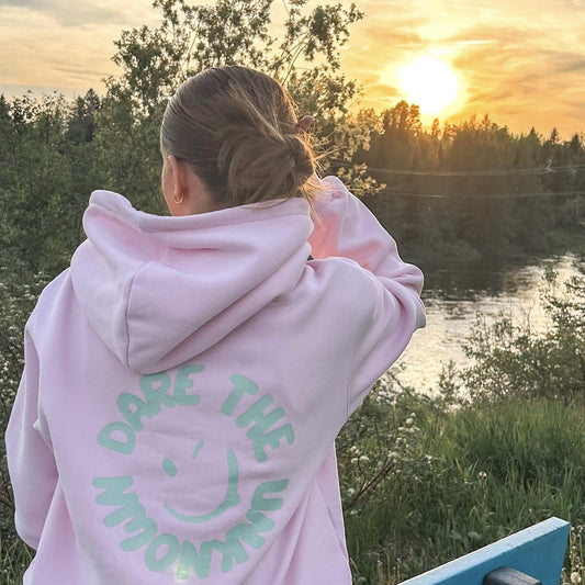 Hoodie de couleur rose unisexe parfait pour les filles ou les gars qui osent porter du rose. Heavyweigth hoodie pink. Chandail rose.  Marque quebecoise. 