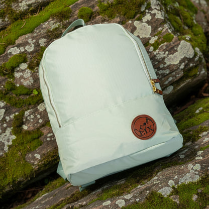 Sac a dos en polyester recyclé vert menthe avec badge vegan. 
