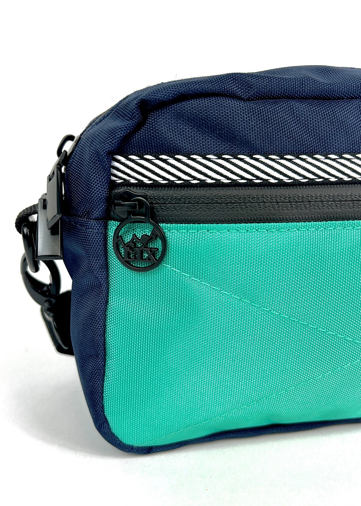 Sac bandoulière sac banane hip bag fanny pack de couleur bleue avec zip scellé. Conçu par Lix design une entreprise Québécoise. Fait de matières recyclées. 