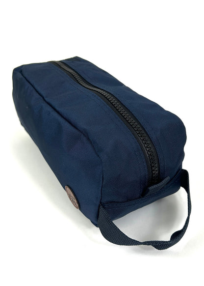 Trousse pochette étui en polyester recyclé de couleur bleue avec fermeture éclair noir. Pratique et écoresponsable. Conçu par Lix design une entreprise Québécoise. Fais de polyester recyclé. 