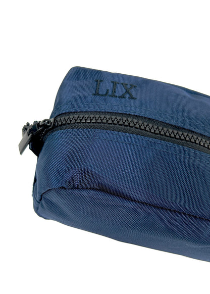 Trousse pochette étui en polyester recyclé de couleur bleue avec fermeture éclair noir. Pratique et écoresponsable. Conçu par Lix design une entreprise Québécoise. Fais de polyester recyclé. Matières écoresponsable. 