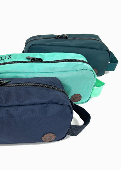 Trousse pochette étui en polyester recyclé de couleur bleue avec fermeture éclair noir. Pratique et écoresponsable. Conçu par Lix design une entreprise Québécoise. Fais de polyester recyclé. Matières écoresponsable. Grande et pratique. 