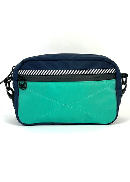 Sac bandoulière bleu turquoise conçu par lix design une entreprise québécoise. Fait de matières recyclées en polyester recyclé.  