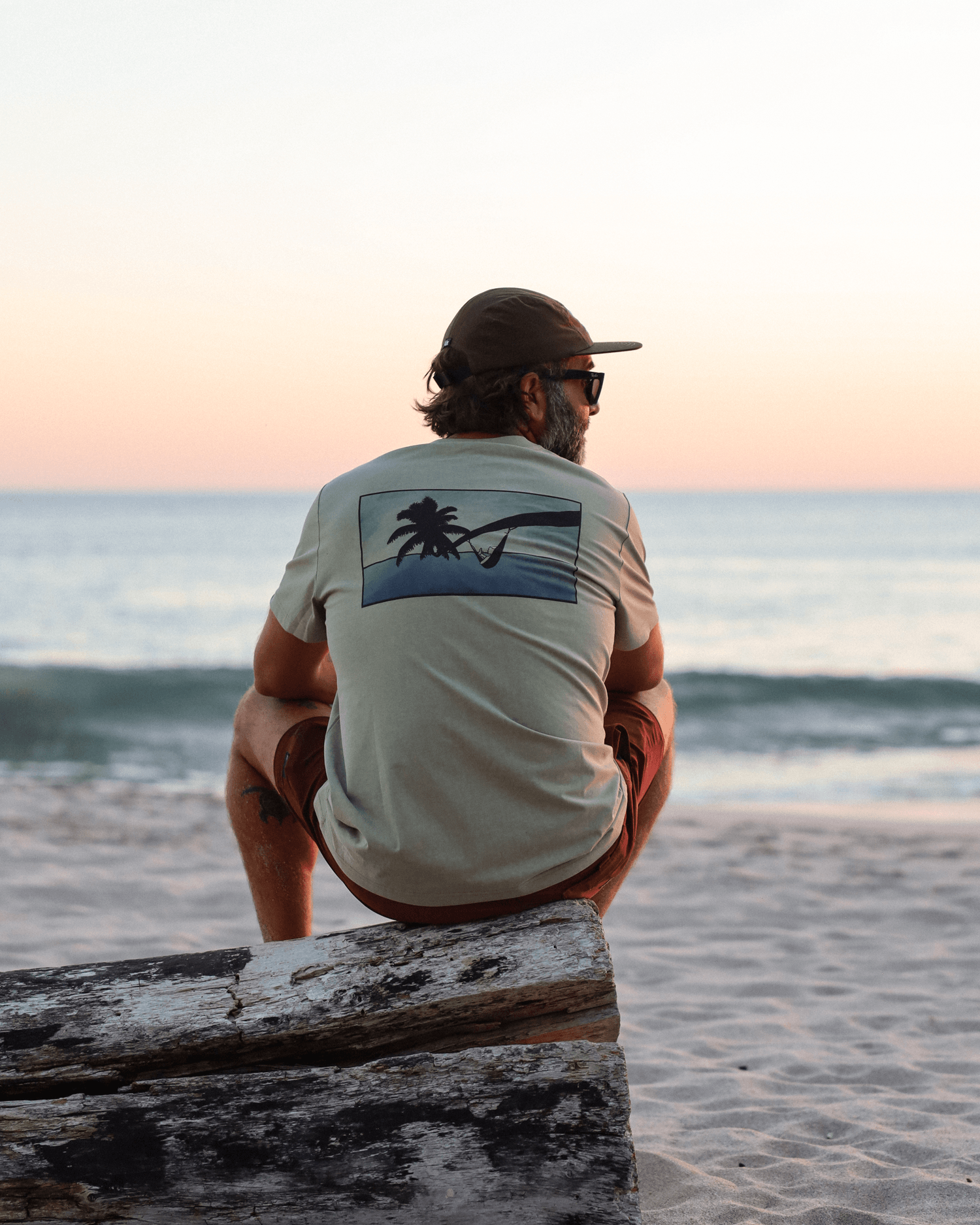 tshirt vert avec imprimé au dos. pour homme et femme. concu par lix une entreprise québécoise. 