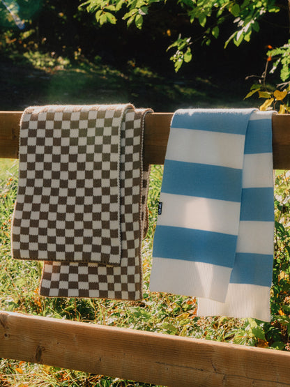 Foulard damier brun et beige tricot épais et doux. 
