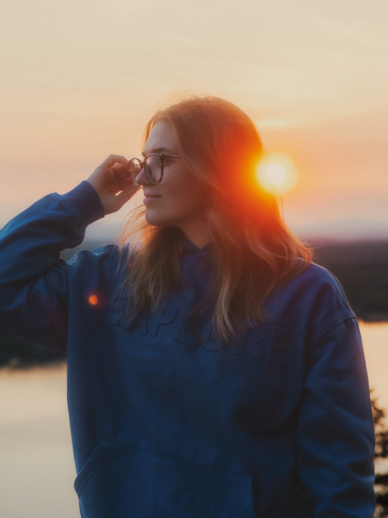 Hoodie Explore bleu LIX Design – Sweat capuche montagne, collection Last Light aventure.