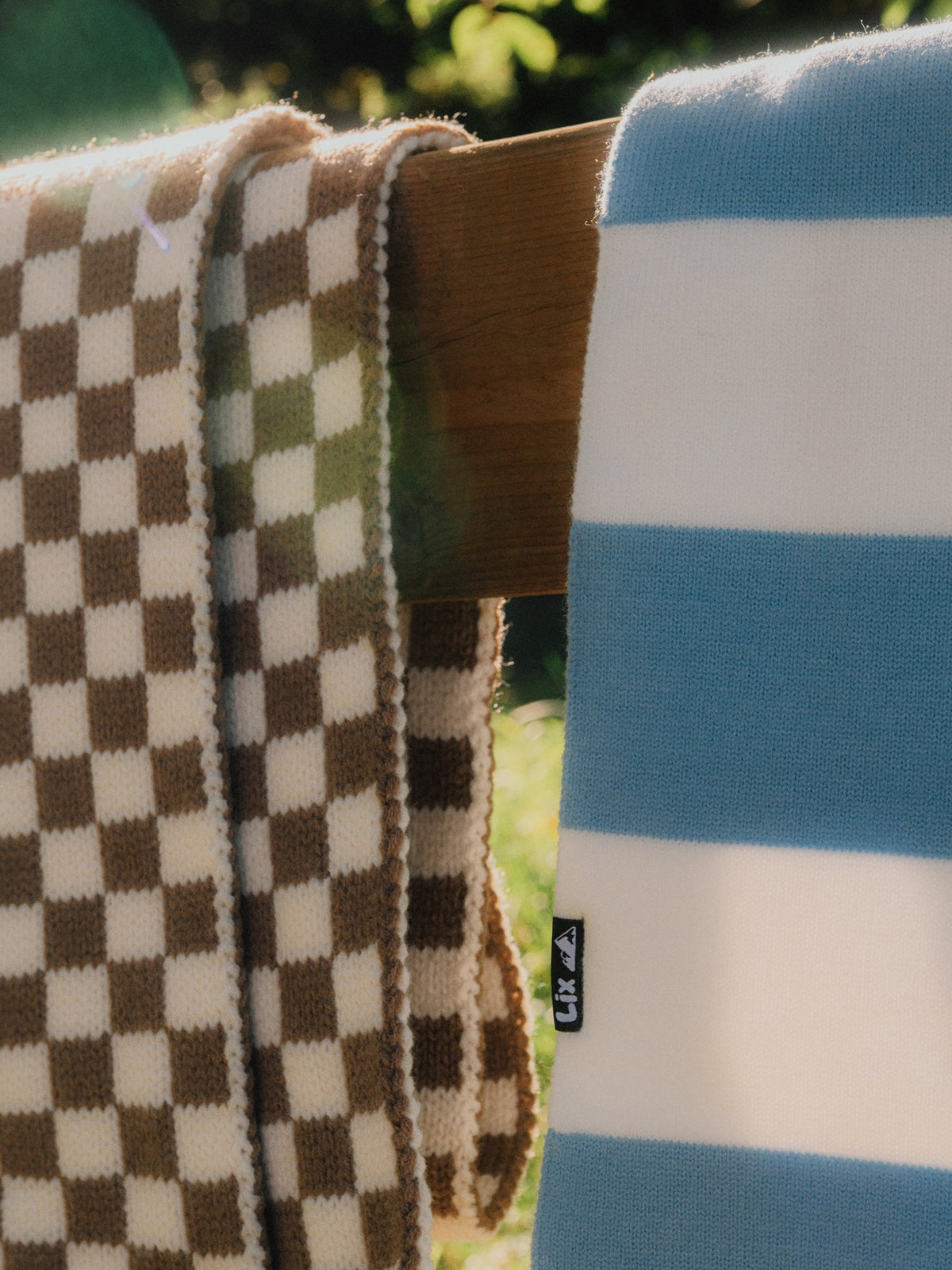 Foulard épais et chaud en tricot damier brun et beige.  