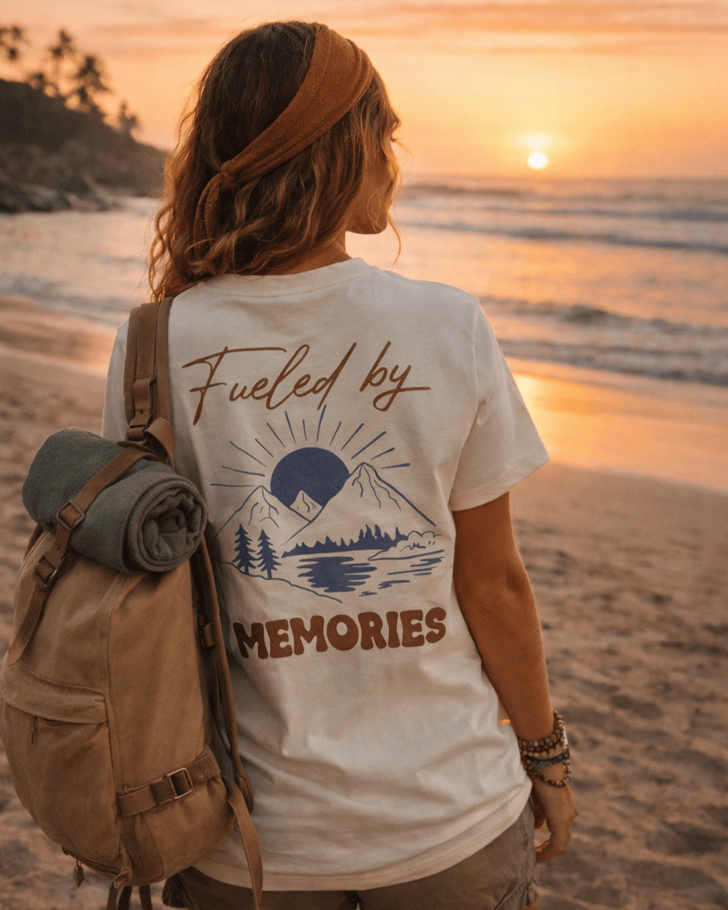 T-shirt beige avec imprimé fueled by memories avec montagne et soleil levant en bleu. Unisexe.