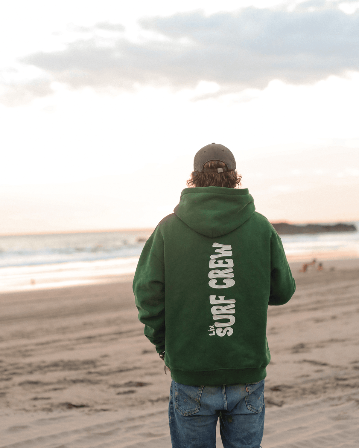 hoodie surf crew vert avec broderie surf crew blanche au dos et au devant. hoodie oversize avec grande capuche. 