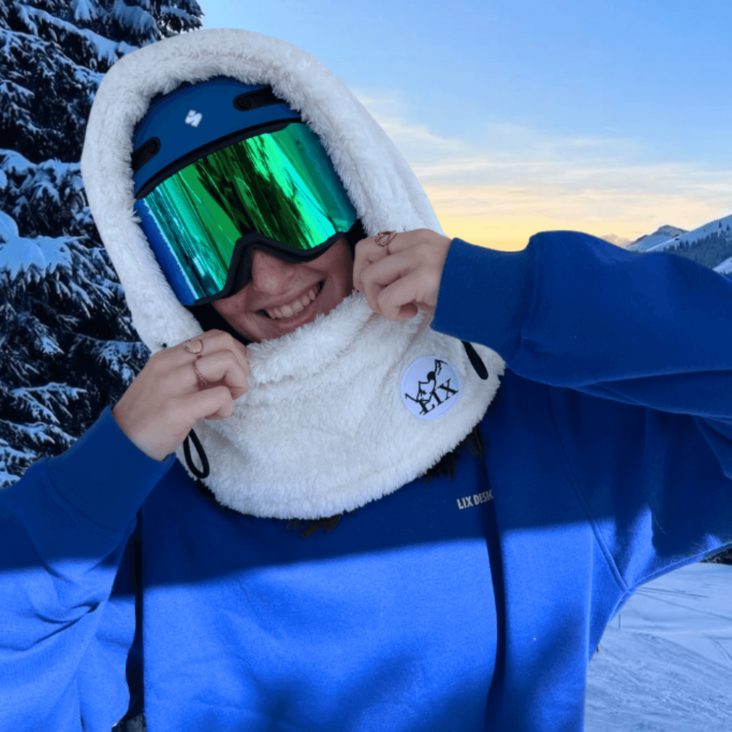 Passe montagne blanc avec cache cou intégré. 