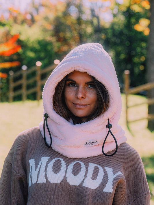 Hooder pinky rose avec cache cou intégré et capuche ajustable. 