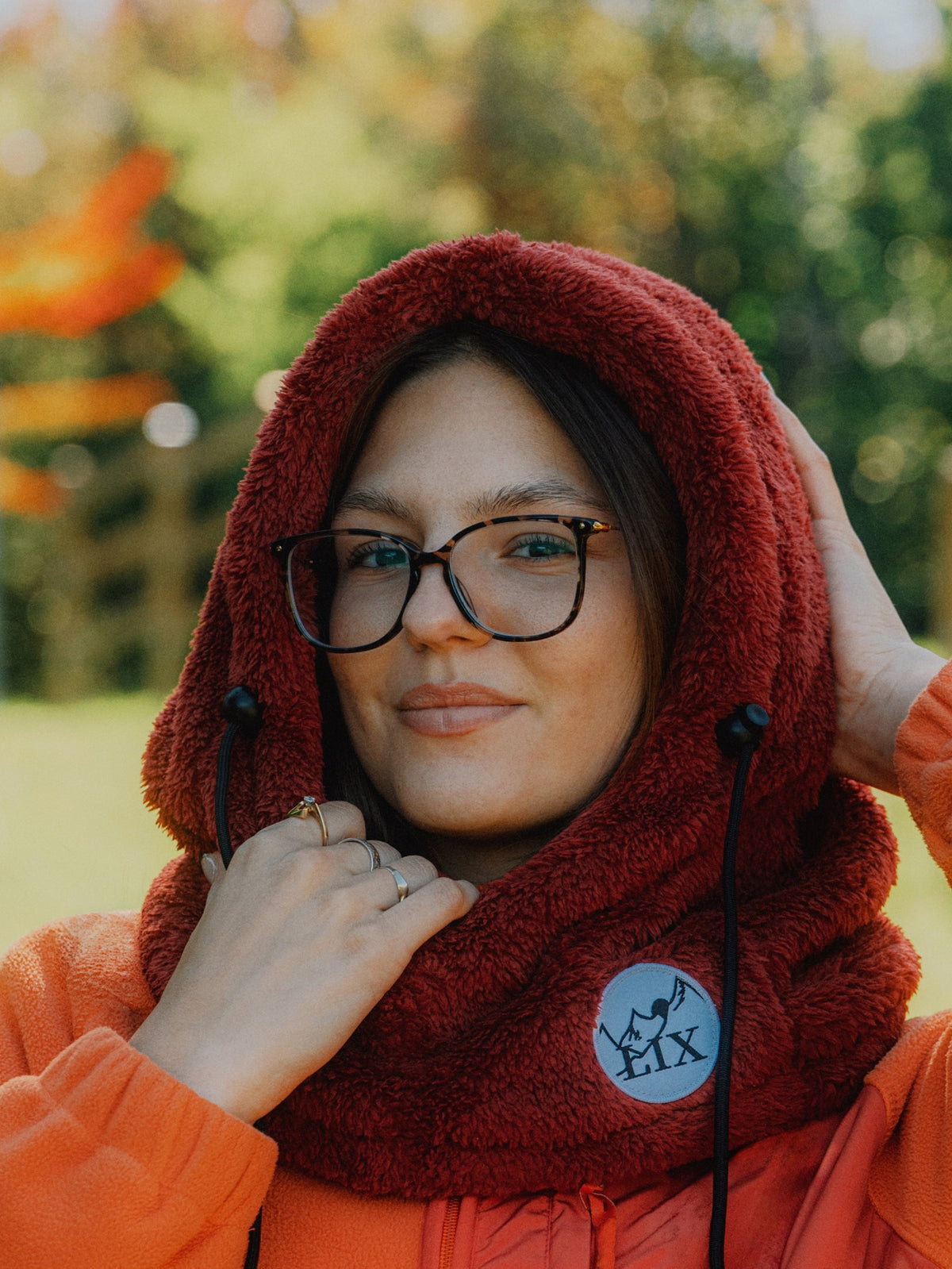 Hooder rouge avec cache cou intégré. 