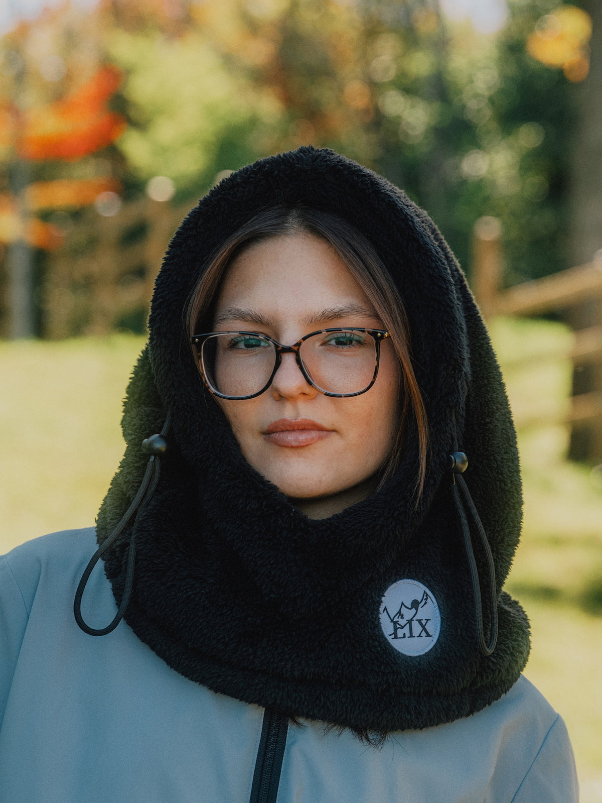 Hooder noir avec capuche ajustable et cache cou complet. 