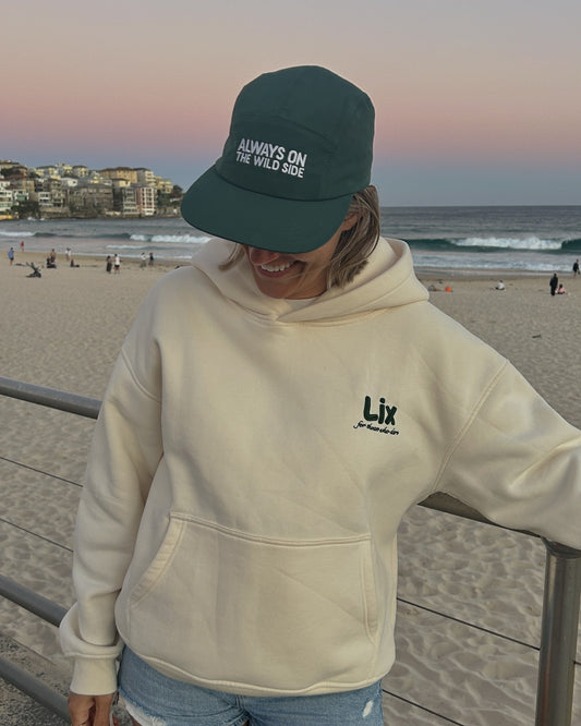 Hoodie beige avec broderie verte. Chandail de couleur beige en coton. Casquette verte  avec broderie blanche. 