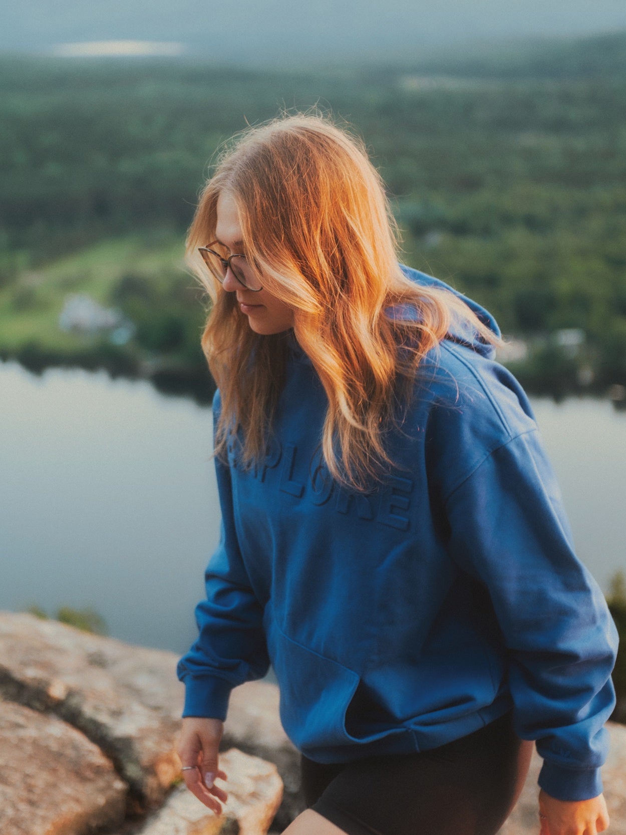 Hoodie Explore bleu indigo LIX Design – Pull à capuche chaud, style outdoor et voyage.