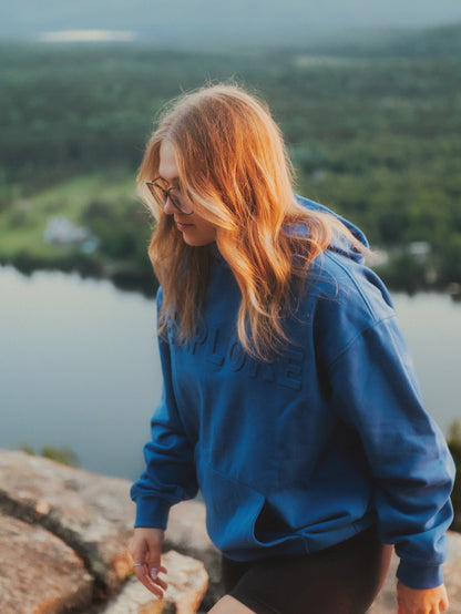 Hoodie Explore bleu indigo LIX Design – Pull à capuche chaud, style outdoor et voyage.