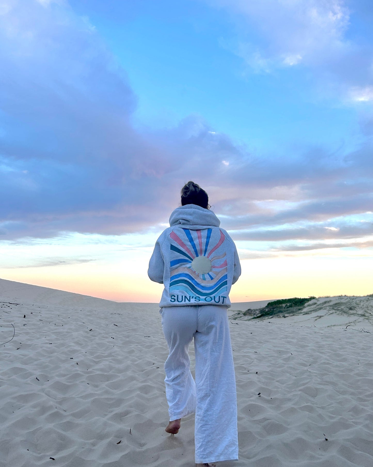 hoodie rayon de soleil sur le bord de l'eau au dos. 