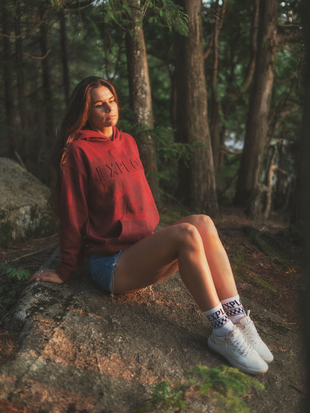 Hoodie Explore bourgogne LIX Design. Collection Last Light, style premium outdoor. Bas sport explore blanc.