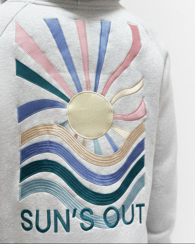 Hoodie full broderie soleil rose jaune bleu et vagues. 