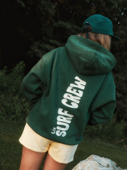 Hoodie vert Surf Crew LIX Design – Porté avec casquette verte, look coordonné.