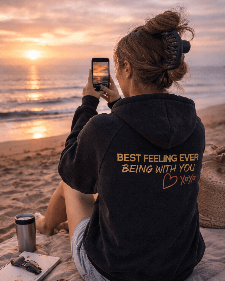 Hoodie oversize bleu avec broderie verte et rose. best feeling ever being with you. 