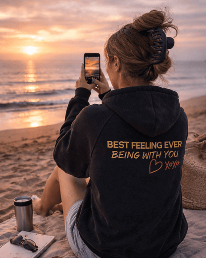 Hoodie oversize bleu avec broderie verte et rose. best feeling ever being with you. 