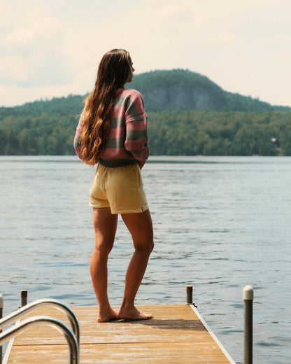 Short jaune LIX Design – Porté avec crewneck tricot rose, look lifestyle féminin.