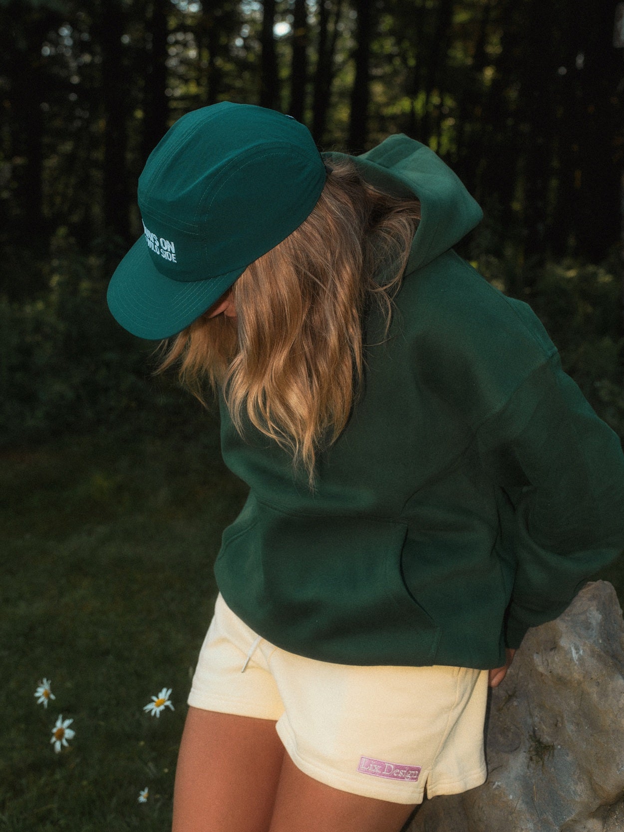 Hoodie vert Surf Crew LIX Design – Short jaune, look lifestyle féminin outdoor.