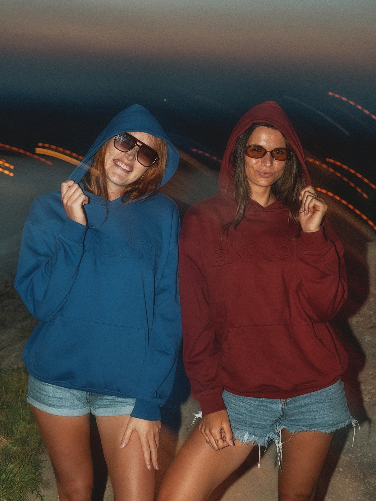Hoodie Explore bourgogne et bleu indigo LIX Design – Collection Last Light, look lifestyle aventure.